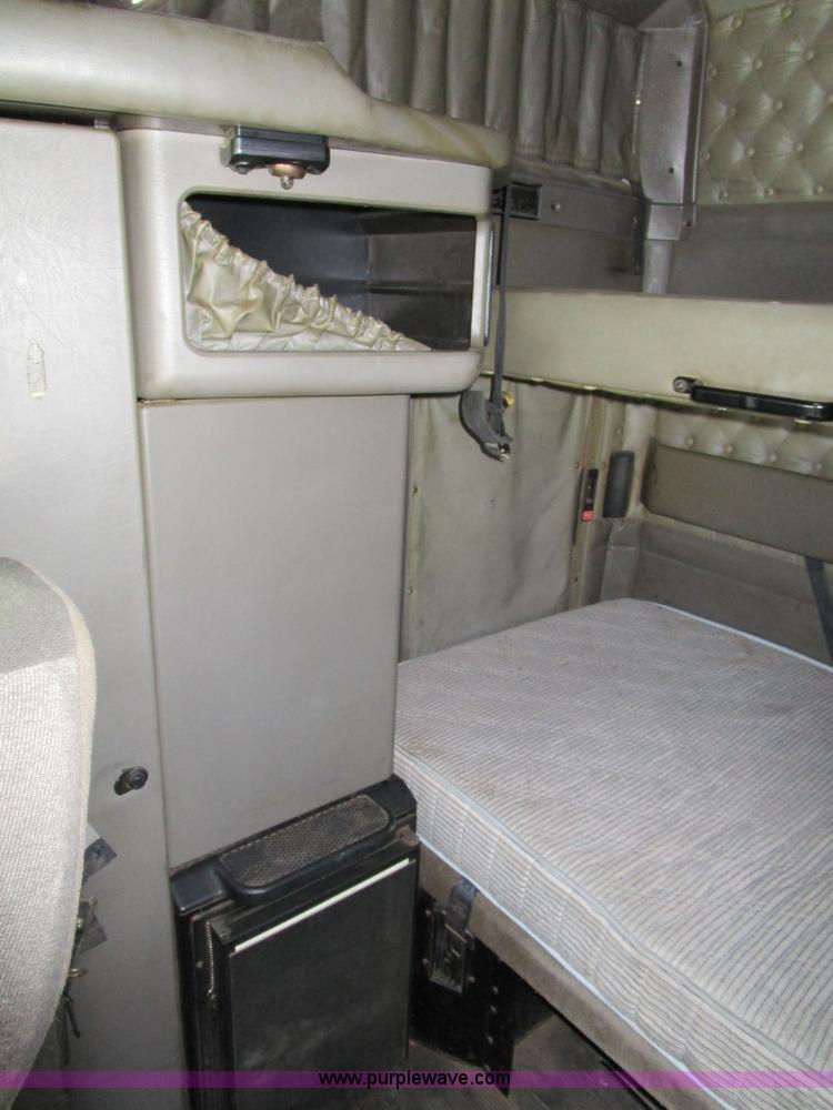 image for item D2302 2007 Kenworth T600 semi truck