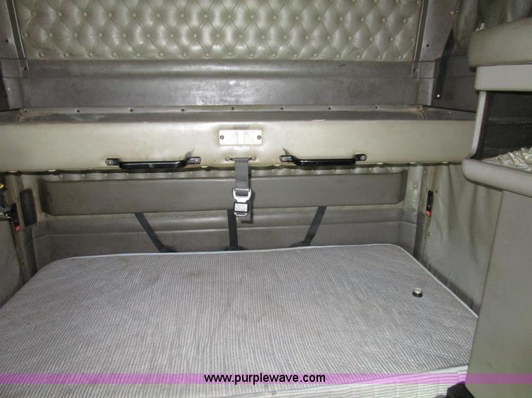 image for item D2302 2007 Kenworth T600 semi truck