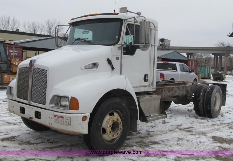 image for item F8970 2005 Kenworth T300 truck cab and chassis