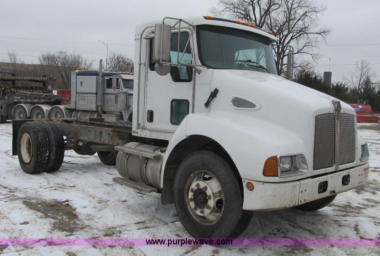 image for item F8970 2005 Kenworth T300 truck cab and chassis