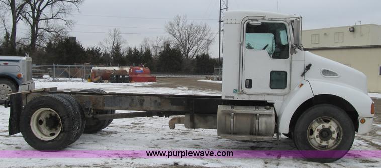 image for item F8970 2005 Kenworth T300 truck cab and chassis
