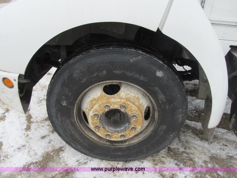 image for item F8970 2005 Kenworth T300 truck cab and chassis