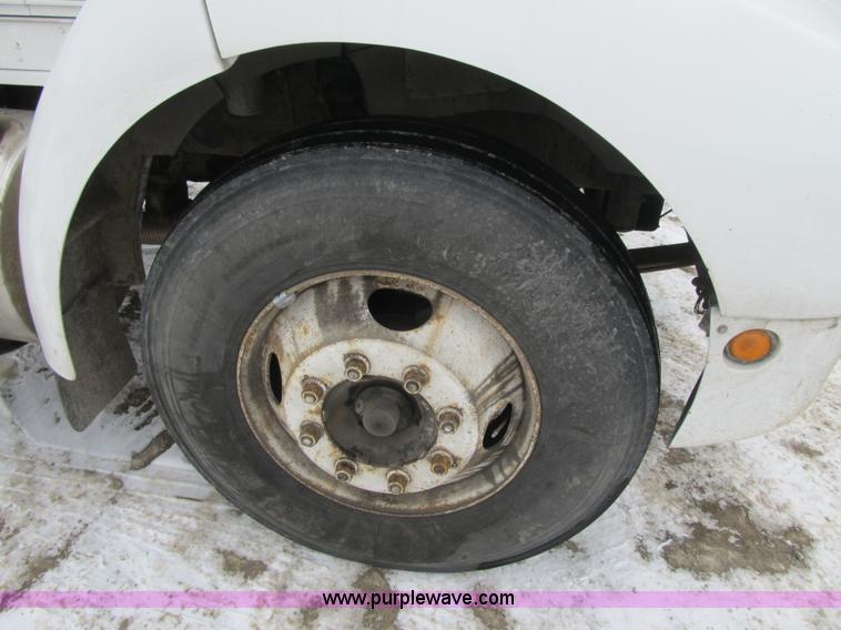 image for item F8970 2005 Kenworth T300 truck cab and chassis