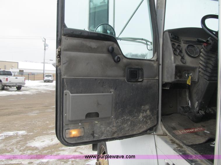 image for item F8970 2005 Kenworth T300 truck cab and chassis