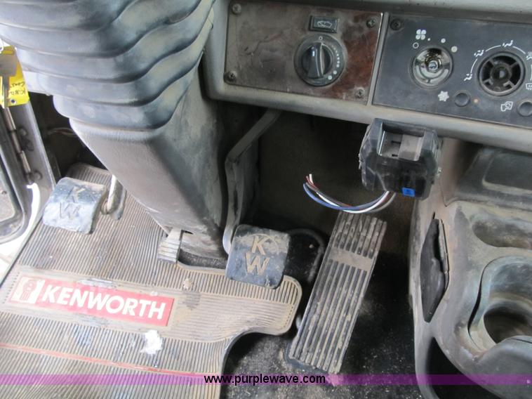 image for item F8970 2005 Kenworth T300 truck cab and chassis