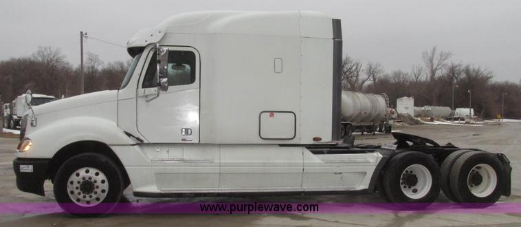 image for item G9778 2005 Freightliner Columbia Heritage semi truck