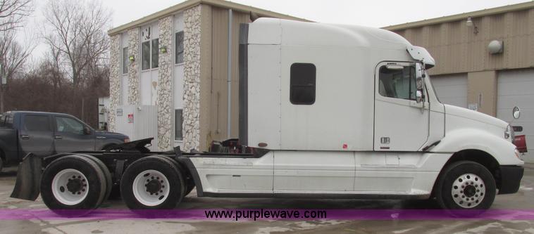 image for item G9778 2005 Freightliner Columbia Heritage semi truck
