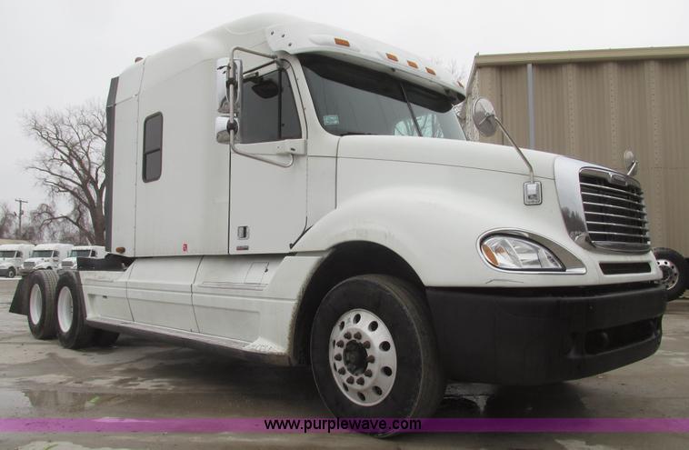 image for item G9778 2005 Freightliner Columbia Heritage semi truck