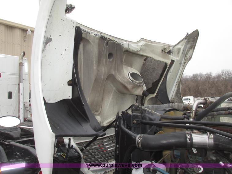 image for item G9778 2005 Freightliner Columbia Heritage semi truck