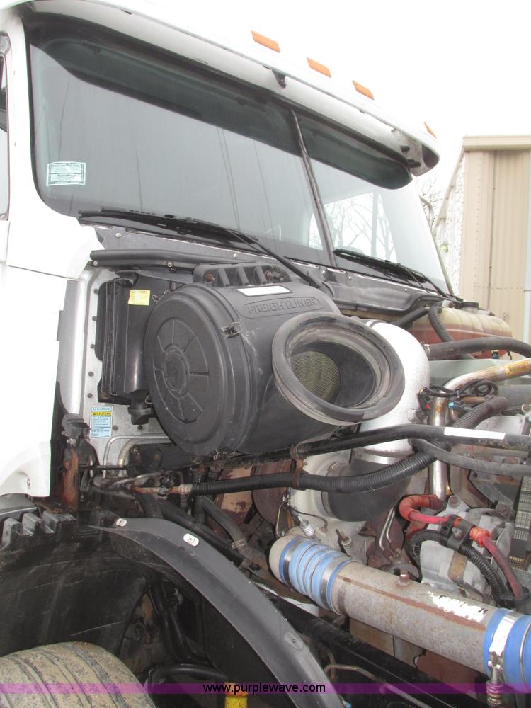 image for item G9778 2005 Freightliner Columbia Heritage semi truck