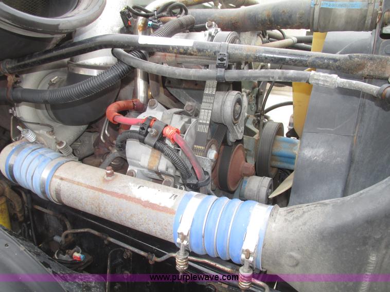 image for item G9778 2005 Freightliner Columbia Heritage semi truck