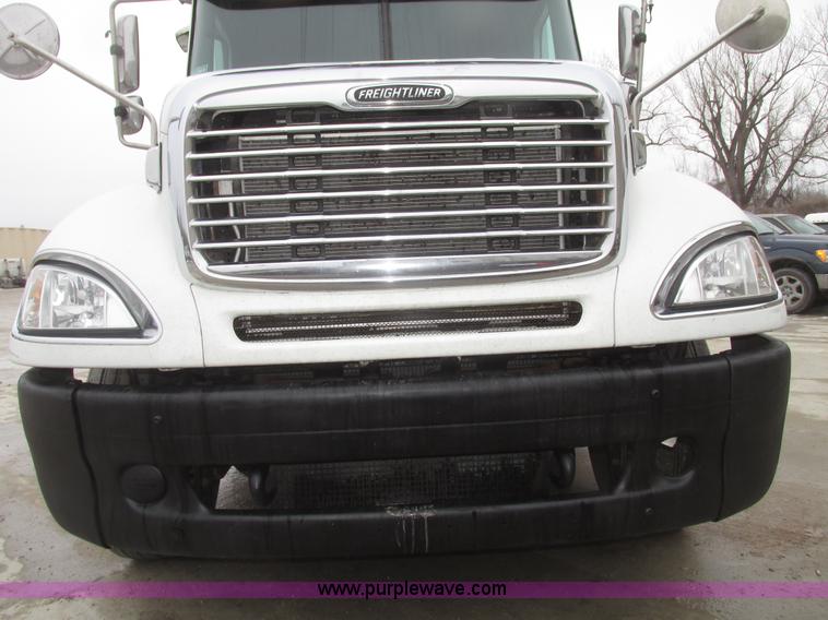 image for item G9778 2005 Freightliner Columbia Heritage semi truck