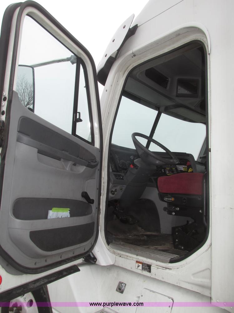 image for item G9778 2005 Freightliner Columbia Heritage semi truck