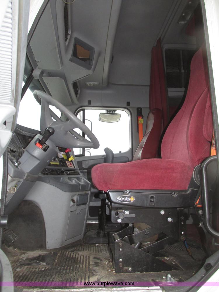 image for item G9778 2005 Freightliner Columbia Heritage semi truck