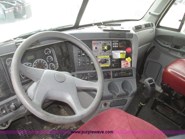 image for item G9778 2005 Freightliner Columbia Heritage semi truck