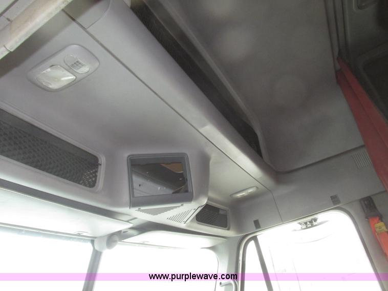 image for item G9778 2005 Freightliner Columbia Heritage semi truck