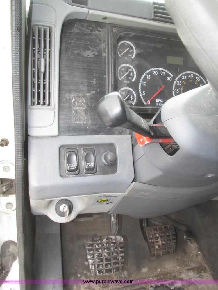 image for item G9778 2005 Freightliner Columbia Heritage semi truck