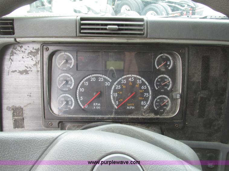 image for item G9778 2005 Freightliner Columbia Heritage semi truck