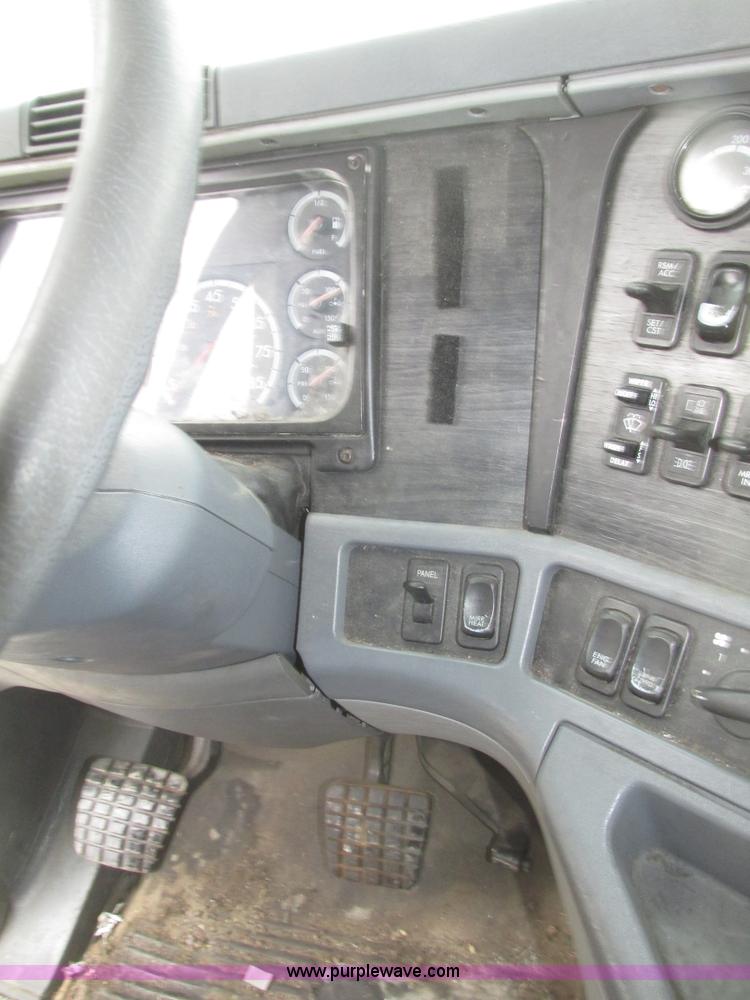 image for item G9778 2005 Freightliner Columbia Heritage semi truck