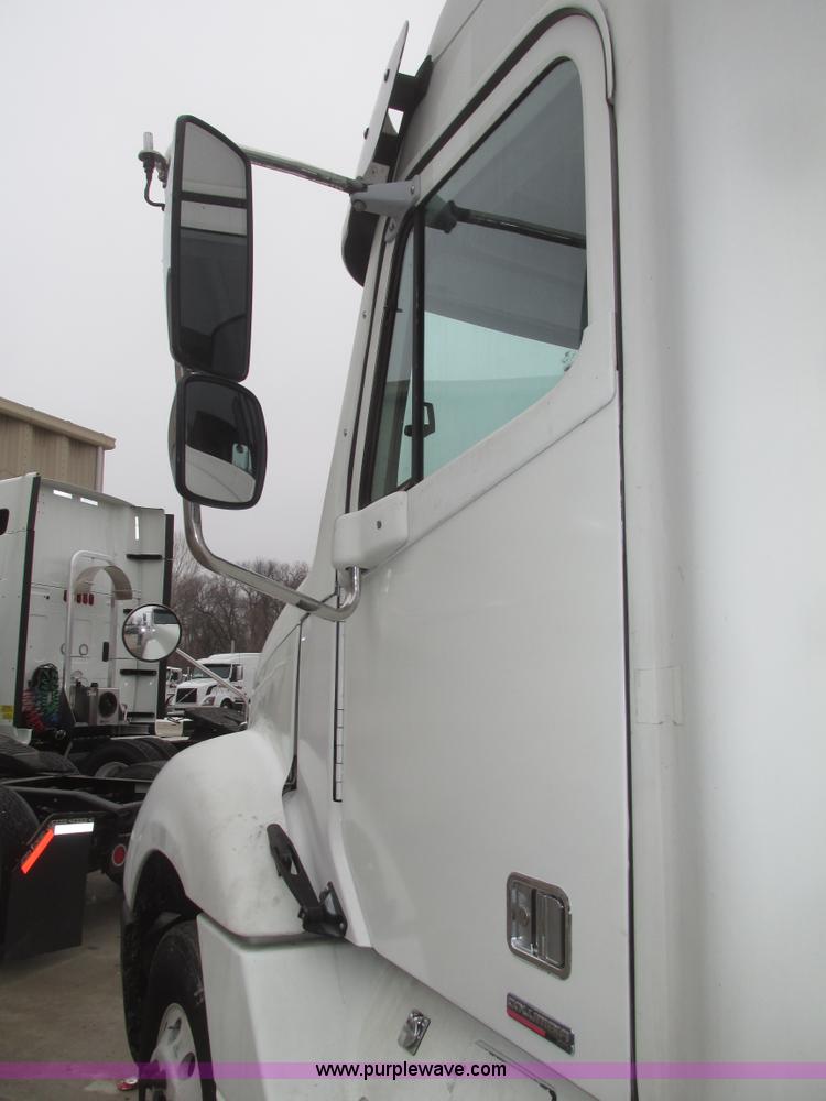 image for item G9778 2005 Freightliner Columbia Heritage semi truck