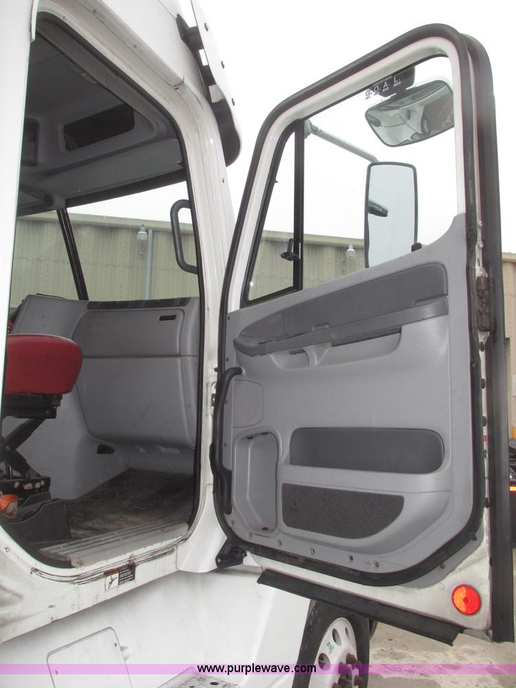 image for item G9778 2005 Freightliner Columbia Heritage semi truck