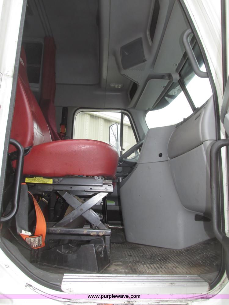 image for item G9778 2005 Freightliner Columbia Heritage semi truck