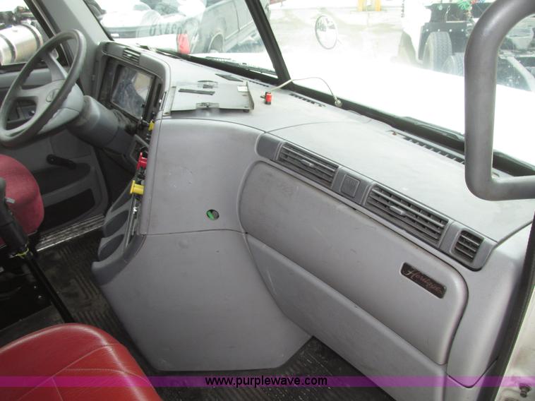 image for item G9778 2005 Freightliner Columbia Heritage semi truck