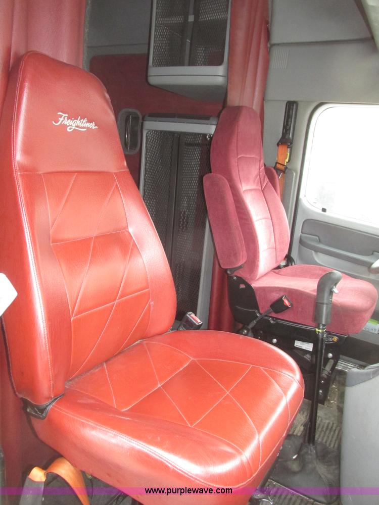 image for item G9778 2005 Freightliner Columbia Heritage semi truck