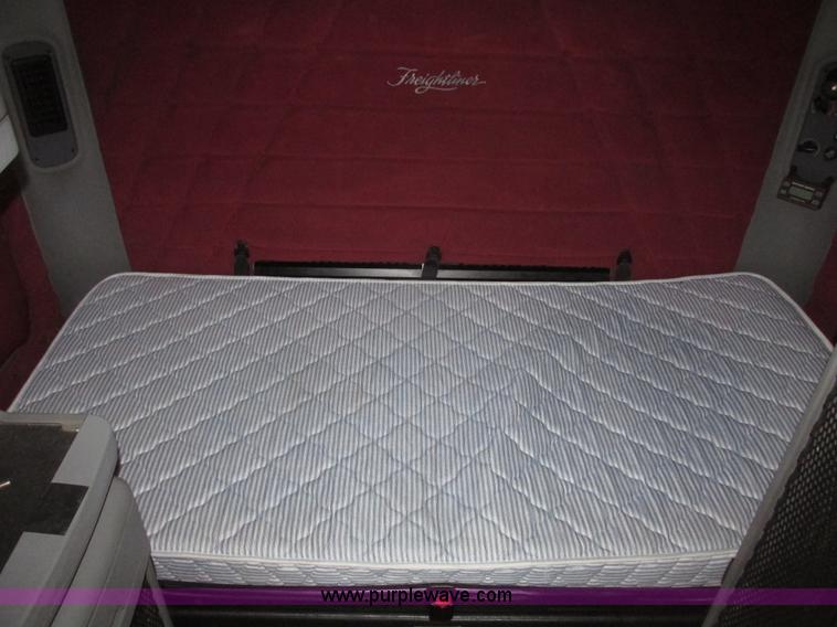 image for item G9778 2005 Freightliner Columbia Heritage semi truck