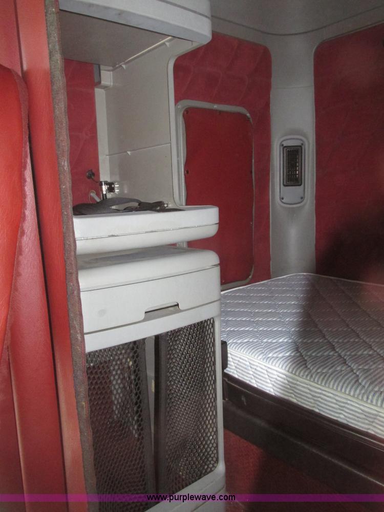 image for item G9778 2005 Freightliner Columbia Heritage semi truck