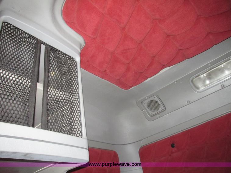 image for item G9778 2005 Freightliner Columbia Heritage semi truck