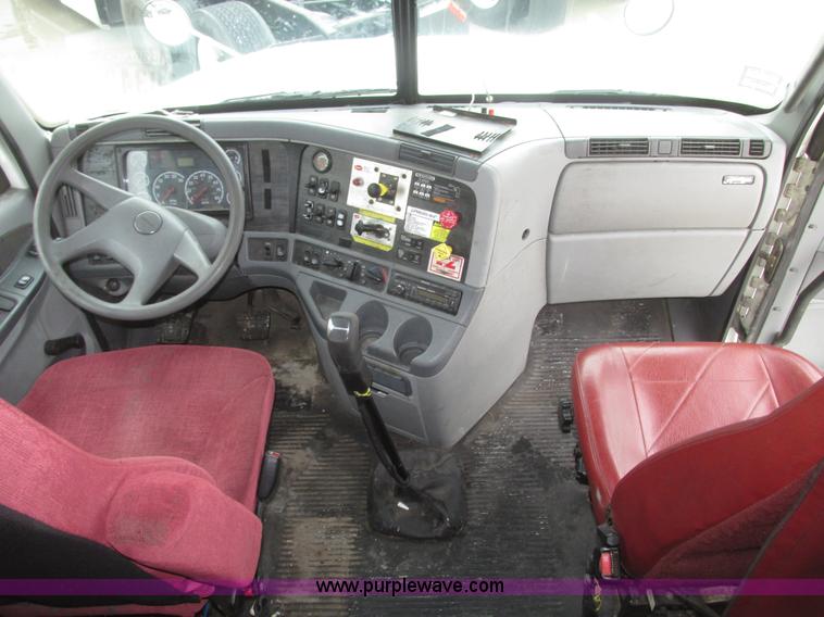 image for item G9778 2005 Freightliner Columbia Heritage semi truck