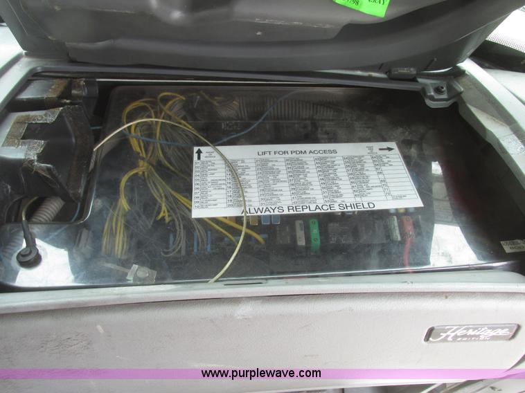 image for item G9778 2005 Freightliner Columbia Heritage semi truck