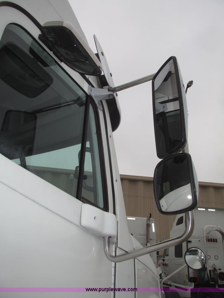 image for item G9778 2005 Freightliner Columbia Heritage semi truck