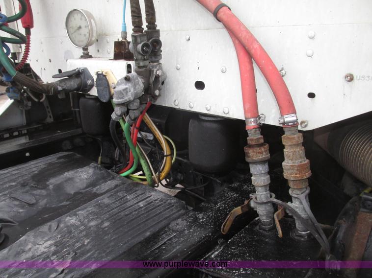 image for item G9778 2005 Freightliner Columbia Heritage semi truck