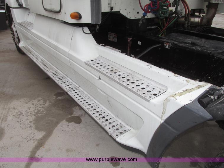 image for item G9778 2005 Freightliner Columbia Heritage semi truck