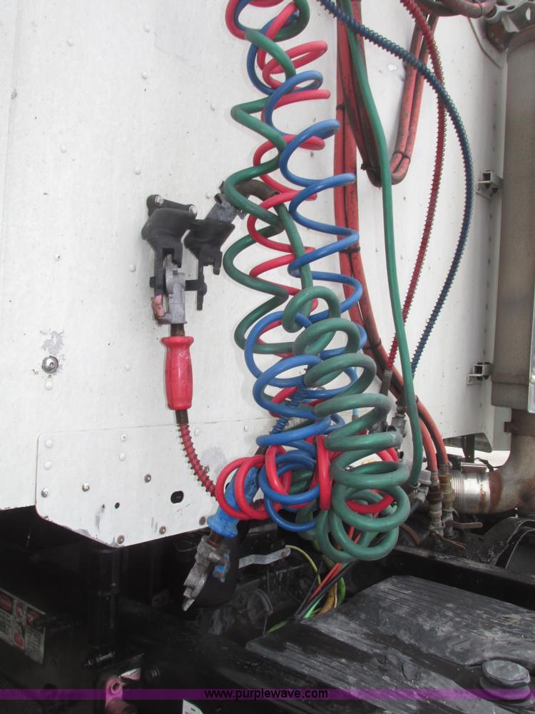 image for item G9778 2005 Freightliner Columbia Heritage semi truck