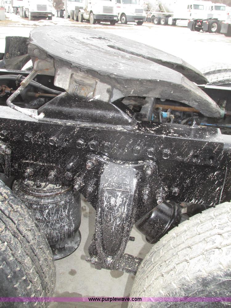 image for item G9778 2005 Freightliner Columbia Heritage semi truck