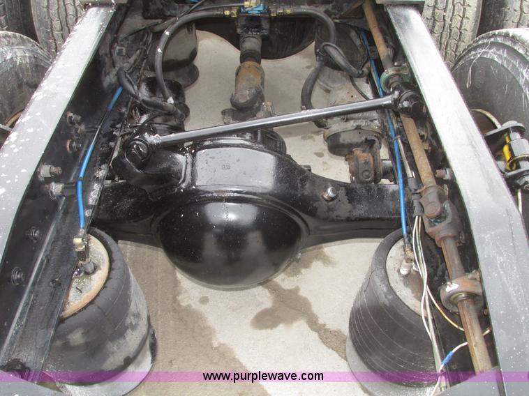 image for item G9778 2005 Freightliner Columbia Heritage semi truck