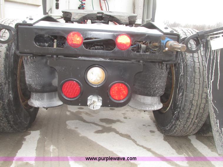 image for item G9778 2005 Freightliner Columbia Heritage semi truck