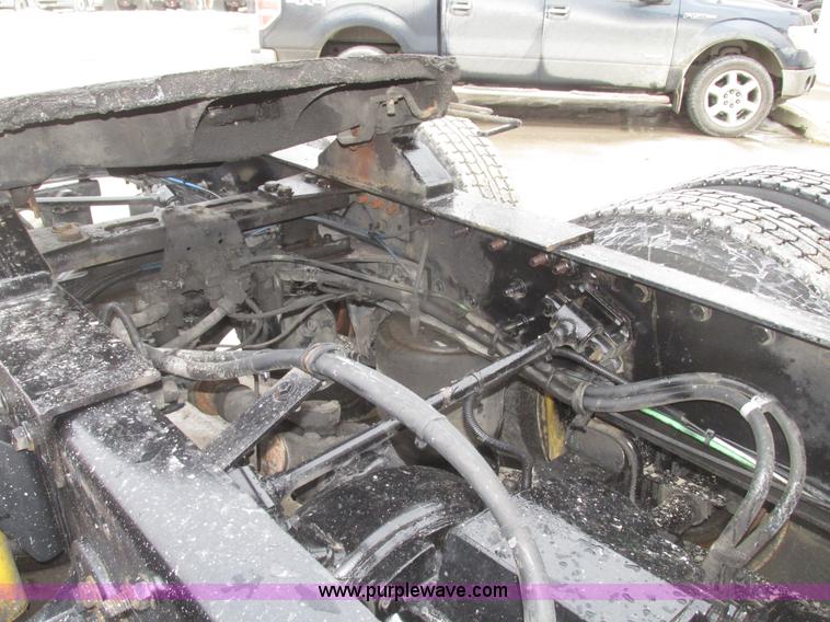 image for item G9778 2005 Freightliner Columbia Heritage semi truck