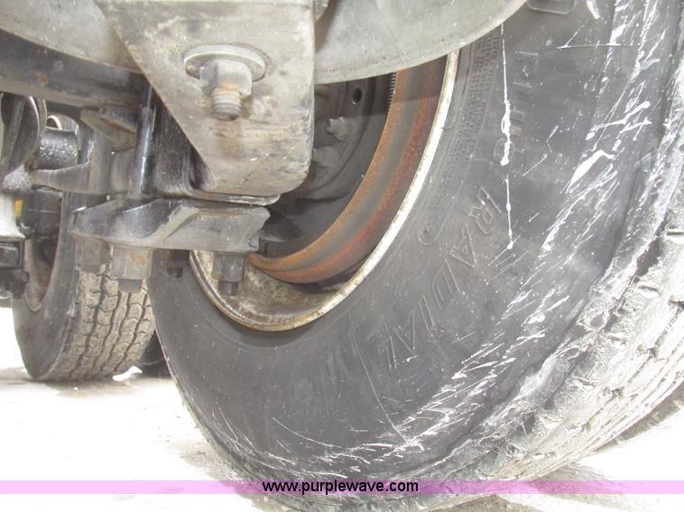 image for item G9778 2005 Freightliner Columbia Heritage semi truck