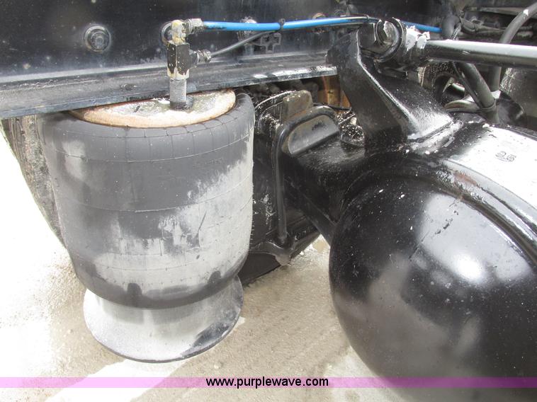 image for item G9778 2005 Freightliner Columbia Heritage semi truck