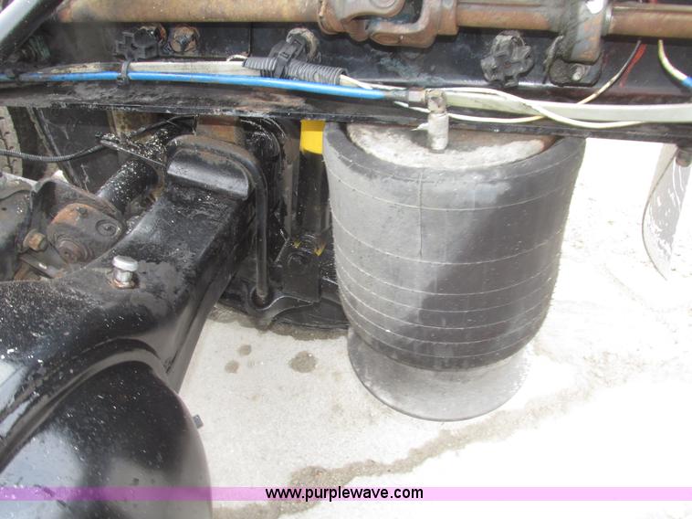 image for item G9778 2005 Freightliner Columbia Heritage semi truck