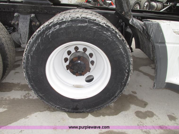 image for item G9778 2005 Freightliner Columbia Heritage semi truck