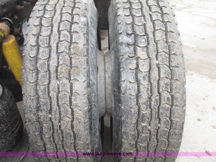 image for item G9778 2005 Freightliner Columbia Heritage semi truck