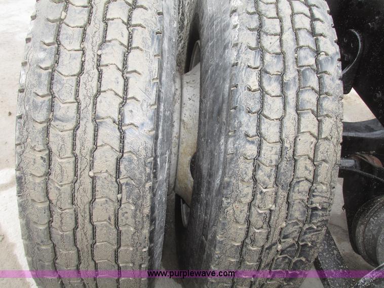 image for item G9778 2005 Freightliner Columbia Heritage semi truck