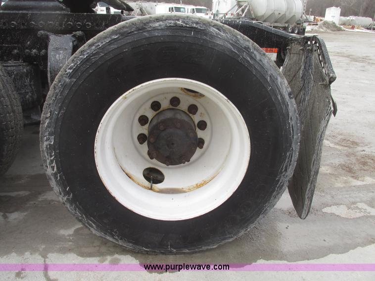 image for item G9778 2005 Freightliner Columbia Heritage semi truck