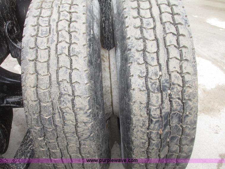 image for item G9778 2005 Freightliner Columbia Heritage semi truck