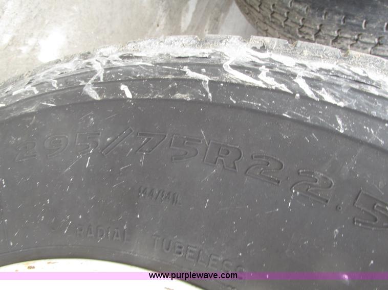 image for item G9778 2005 Freightliner Columbia Heritage semi truck